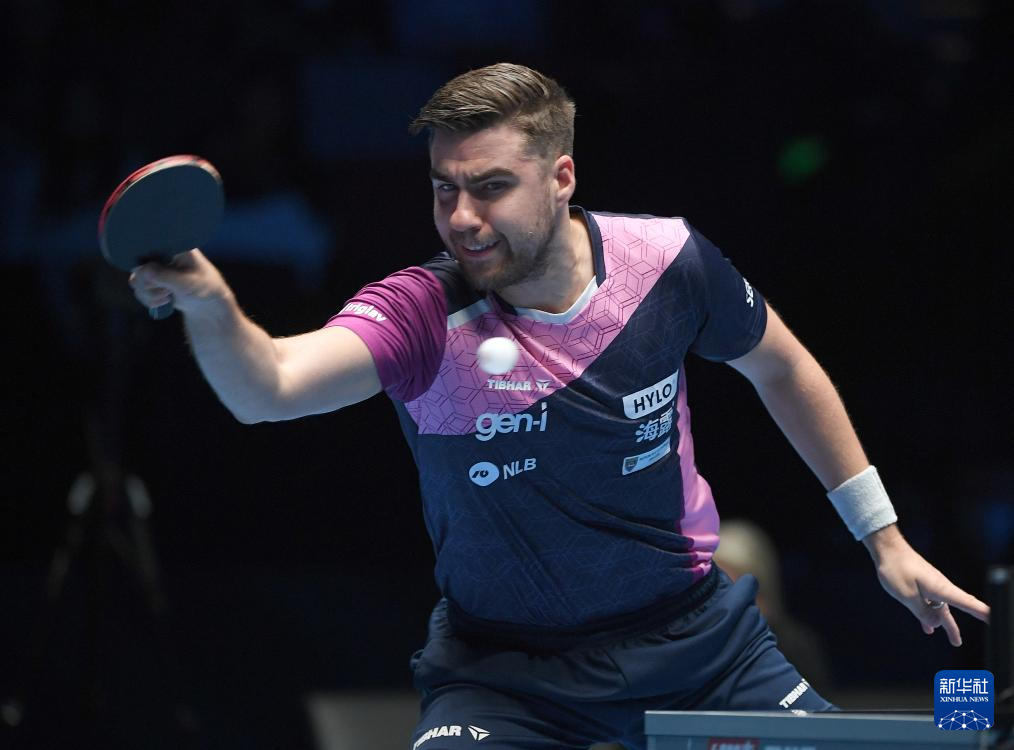 她通过一系 她通过一系